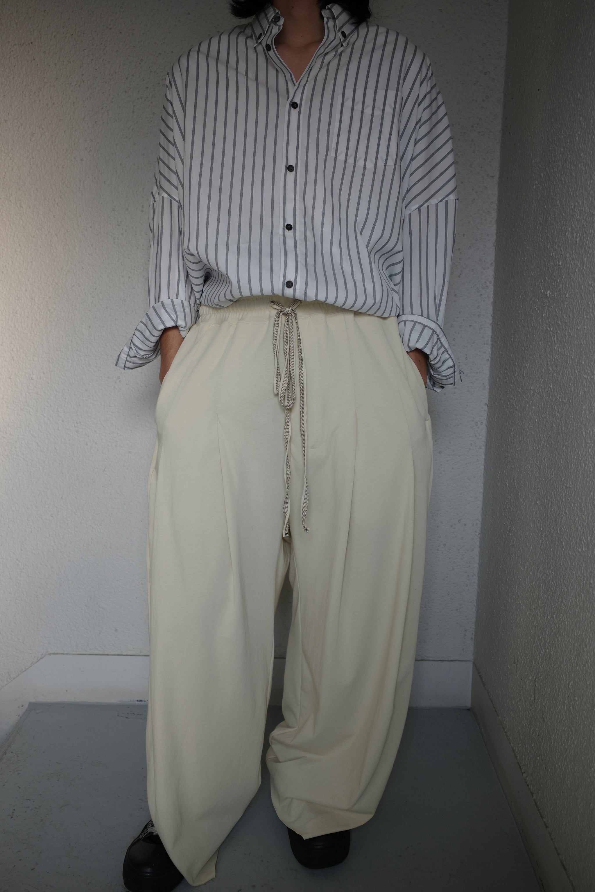 shinyakozuka オーバーサイズシャツ ホワイト UPCYCLED GIANT SHIRT – SHINYAKOZUKA