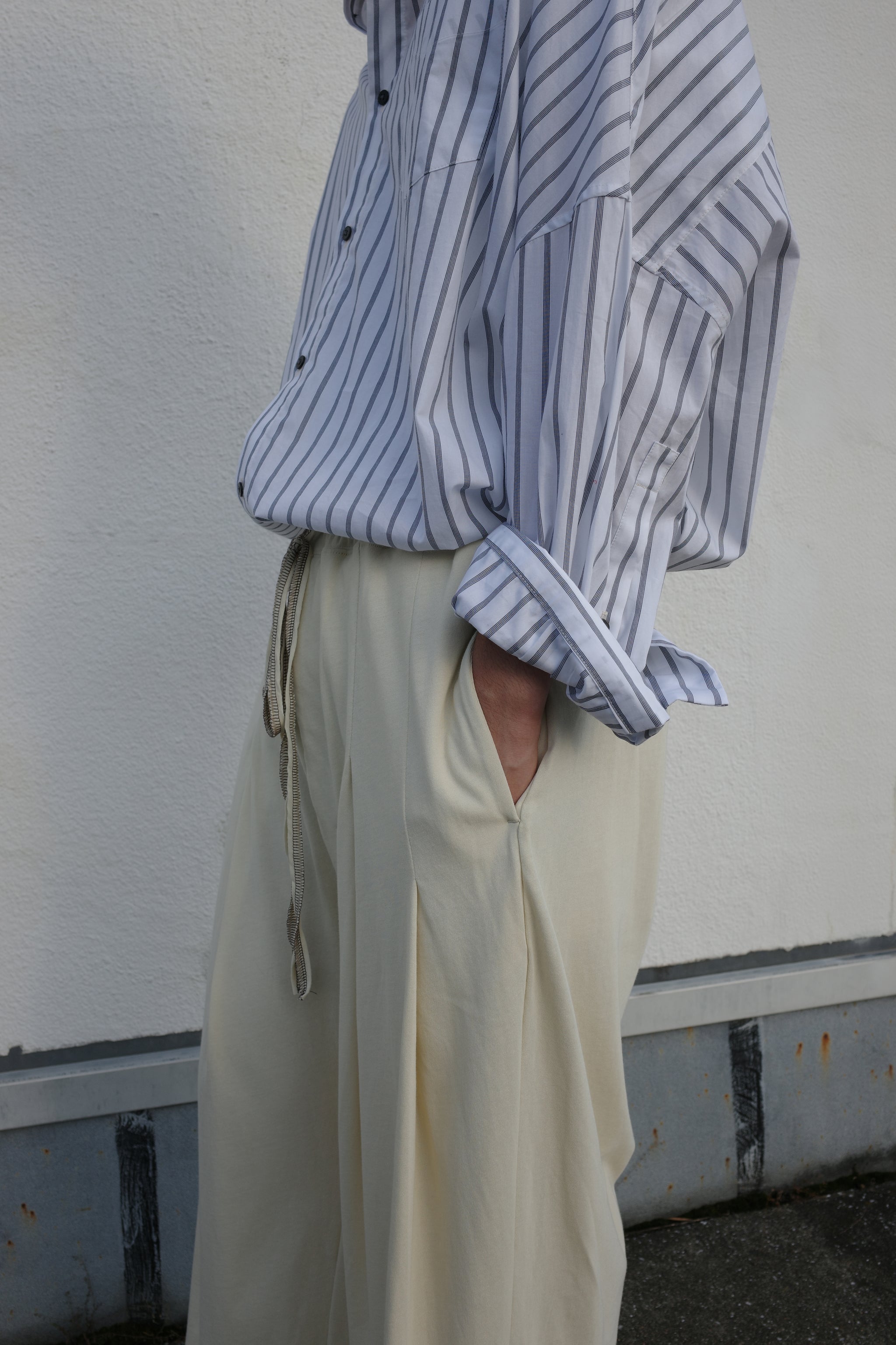 shinyakozuka オーバーサイズシャツ ホワイト UPCYCLED GIANT SHIRT – SHINYAKOZUKA