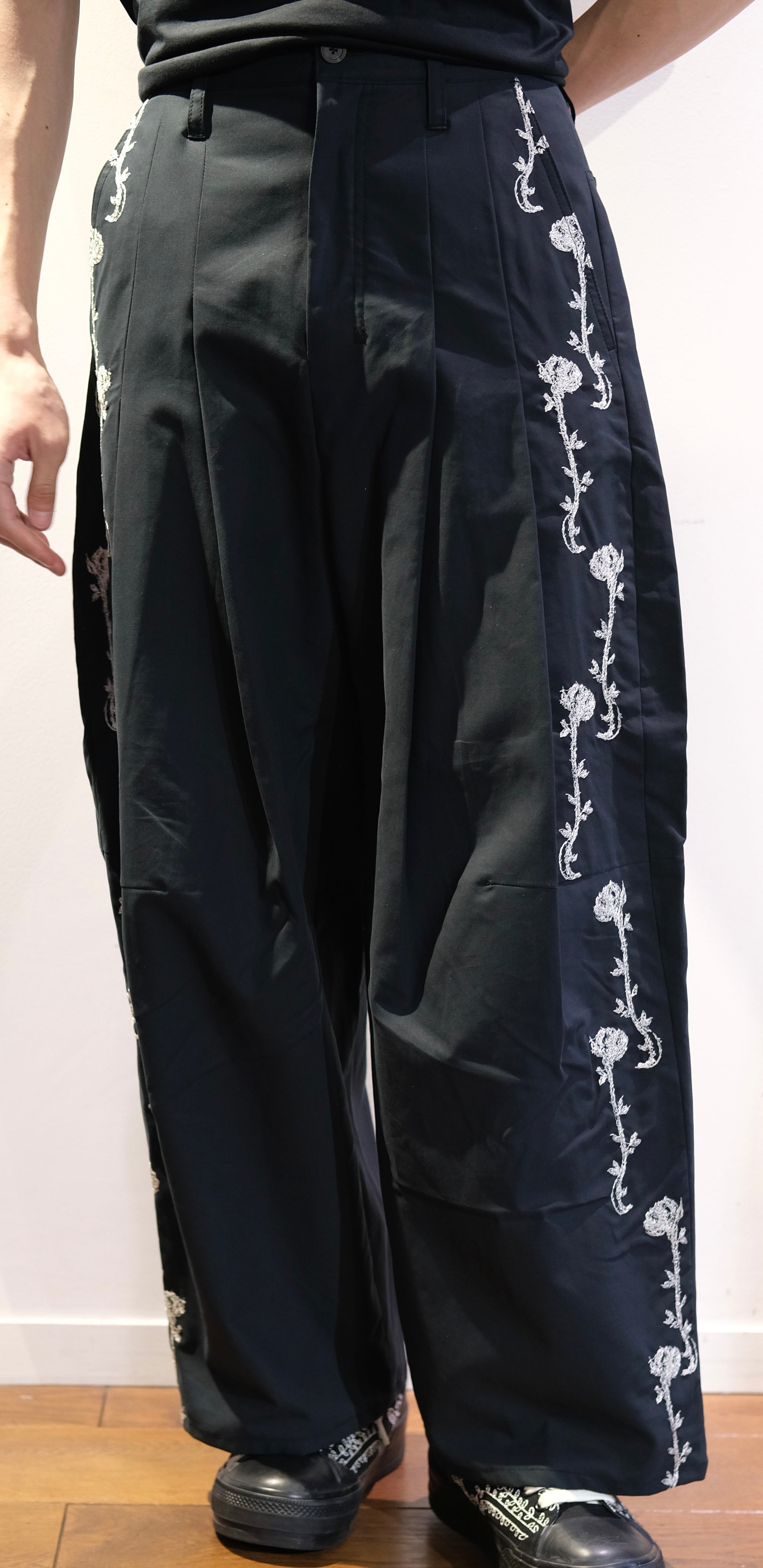 Hi, BAGGY WITH EMBROIDERY – SHINYAKOZUKA